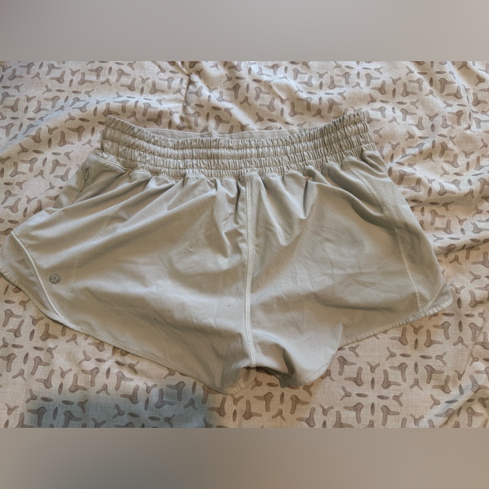 Lululemon Hotty Hot High Rise short 2.5” in color Bone